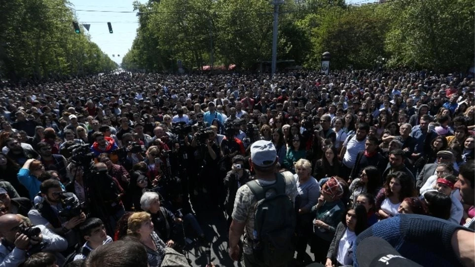 Αρμενία: Για δέκατη μέρα συνεχίζονται οι διαδηλώσεις – Συνελήφθη ο ηγέτης της αντιπολίτευσης.